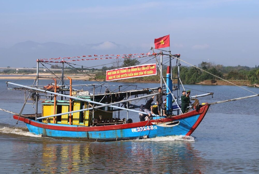 Fishing boats of fishermen in Thang Loi commune, Mo Duc district, Quang Ngai province start their engines to go out to sea during the Fishing Festival at the beginning of the year of At Ty 2025. Photo: Vien Nguyen.