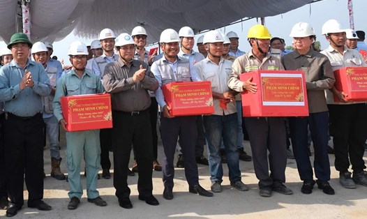 Thủ tướng Chính phủ Phạm Minh Chính thăm, chúc Tết kỹ sư, công nhân thi công tại cầu Nhơn Trạch thuộc dự án thành phần 1A Vành đai 3 TPHCM. Ảnh: HAC