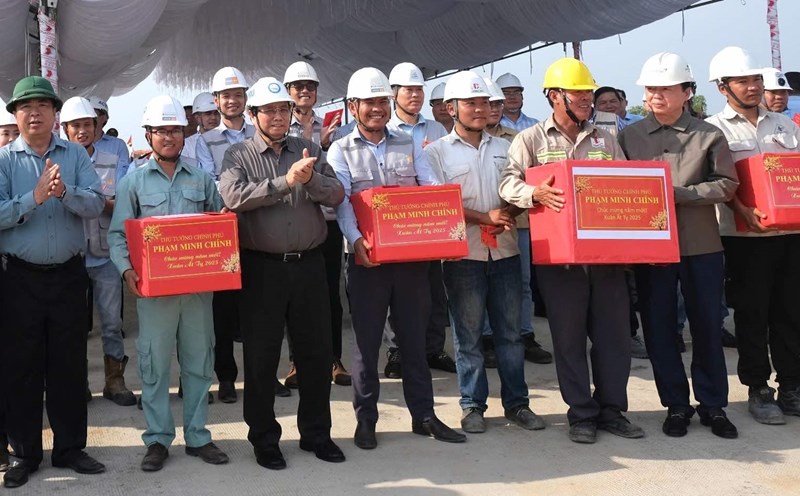 Prime Minister Pham Minh Chinh visited and wished a happy new year to engineers and workers working at Nhon Trach Bridge, part of the 1A Ring Road 3 component project in Ho Chi Minh City. Photo: HAC
