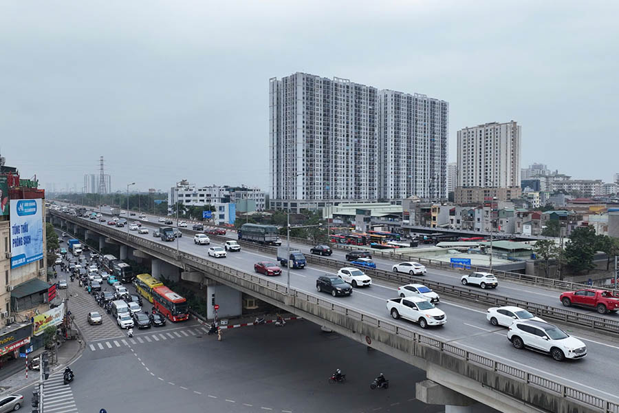 Lượng phương tiện trên vành đai 3 cũng đang tăng cao. Ảnh: Tô Thế