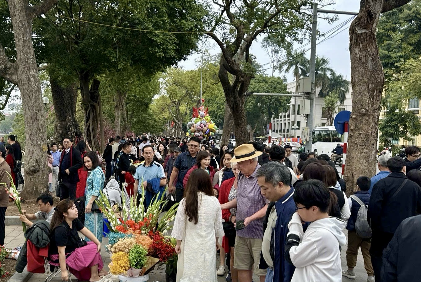 Nhung sap hoa di dong phuc vu nguoi dan tham quan bo ho lam phu kien chup hinh. 