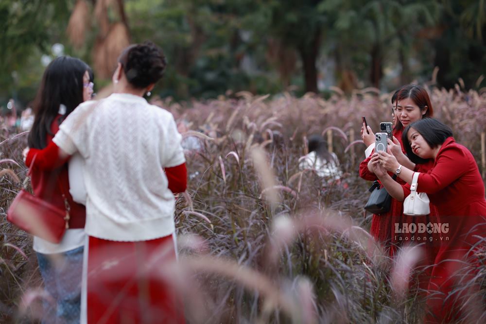 Nhieu nguoi dien ao dai truyen thong, trang diem cau ky de chup anh, luu giu nhung khoanh khac dep nhat.