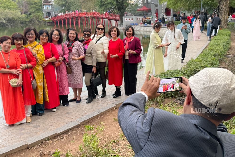 Trong bau khong khi se lanh cua Thu do, thay vi du lich xa, nhieu nguoi lua chon thu thai dao quanh thanh pho, chup anh dau nam moi.