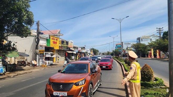 Người dân vào Nam làm việc, giao thông qua Đắk Lắk ùn tắc