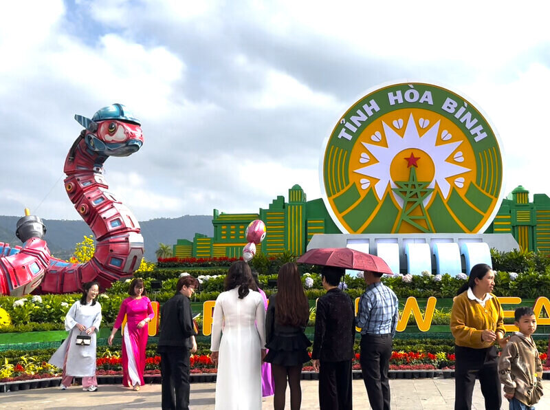 The "worker snake" mascot in Hoa Binh attracts locals and tourists to check-in on the occasion of the New Year. Photo: Khanh Linh