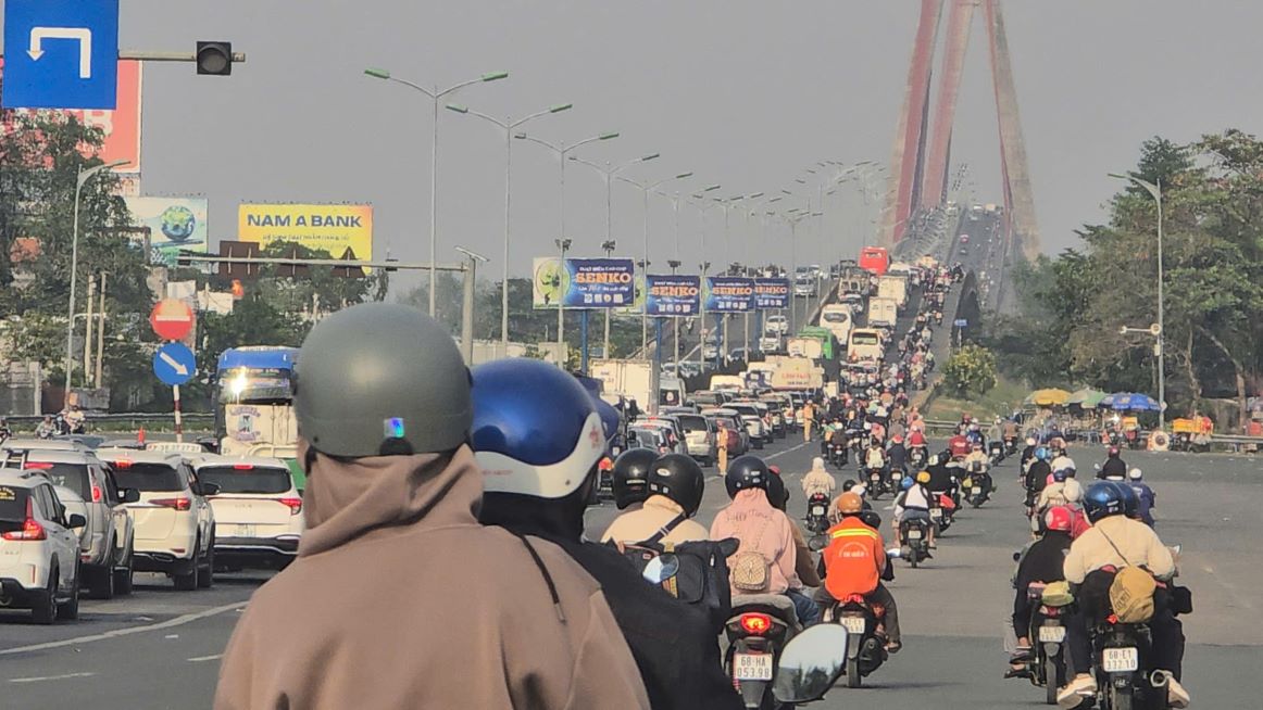 Vu va cham lam cho cac phuong tien kho di chuyen. Anh: Viet Nguyen