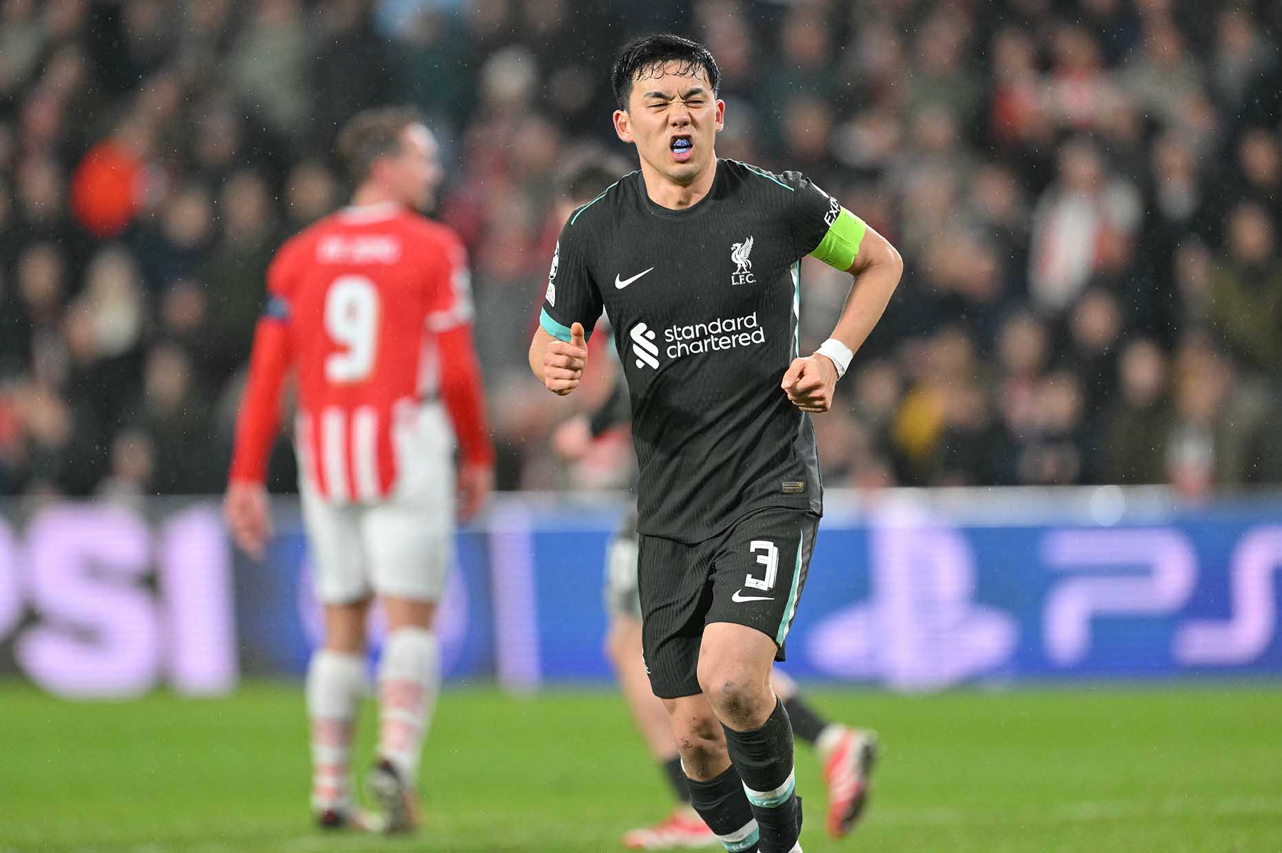 Hinh anh quen thuoc cua Wataru Endo voi mieng bao ve ham rang trong moi lan ra san duoi mau ao Liverpool. Anh: AFP