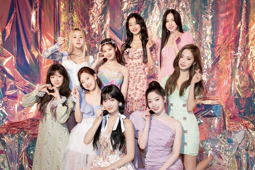 TWICE cung la nhom nhac thuoc JYP Entertainment. Anh: JYP