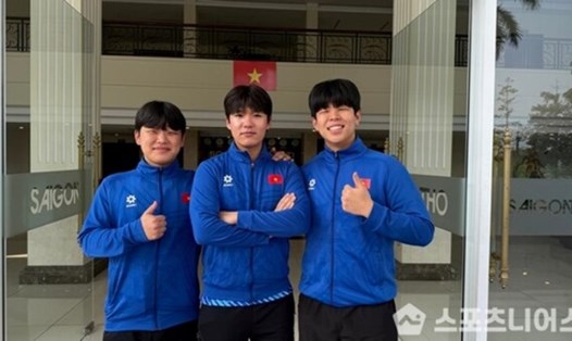 3 trợ lý người Hàn Quốc của huấn luyện viên Kim Sang-sik chia tay tuyển Việt Nam. Ảnh: SportG