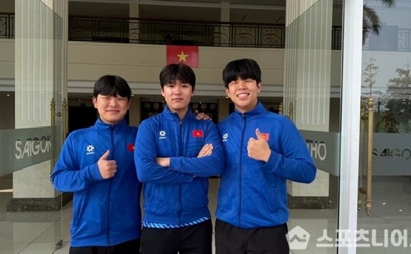 3 Korean assistants of coach Kim Sang-sik say goodbye to the Vietnam team. Photo: SportG