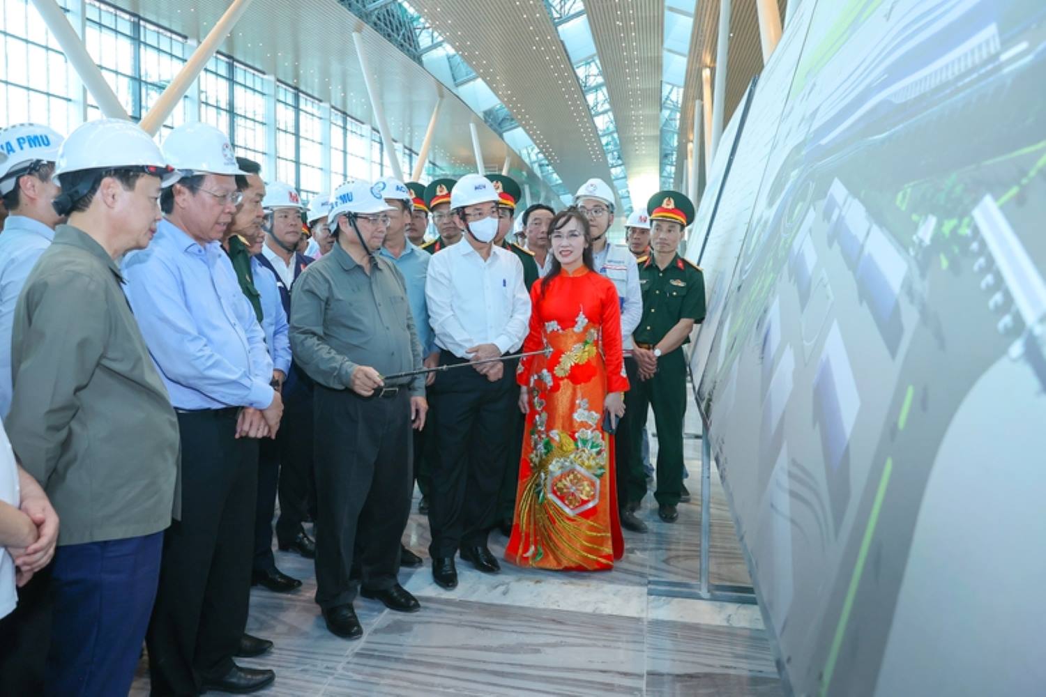 Prime Minister Pham Minh Chinh inspects the progress of the T3 Terminal project. Photo: VGP/Nhat Bac