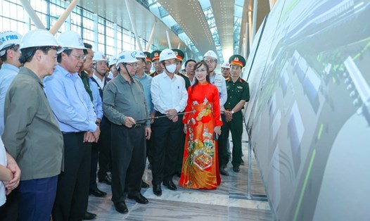 Thủ tướng Chính phủ Phạm Minh Chính kiểm tra tiến độ dự án Nhà ga T3.  Ảnh: VGP/Nhật Bắc