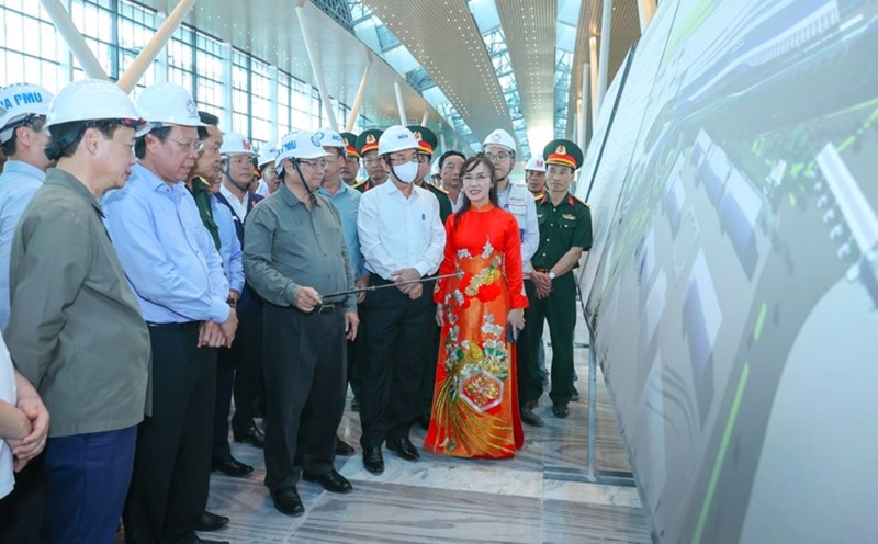 Prime Minister Pham Minh Chinh inspects the progress of the T3 Terminal project. Photo: VGP/Nhat Bac