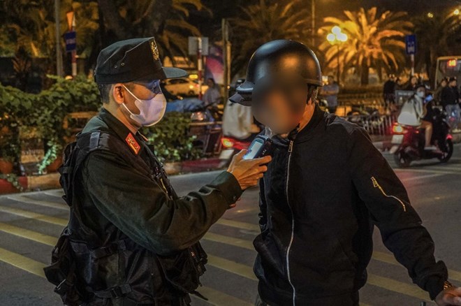 Authorities check alcohol levels. Photo: Xuyen Dong