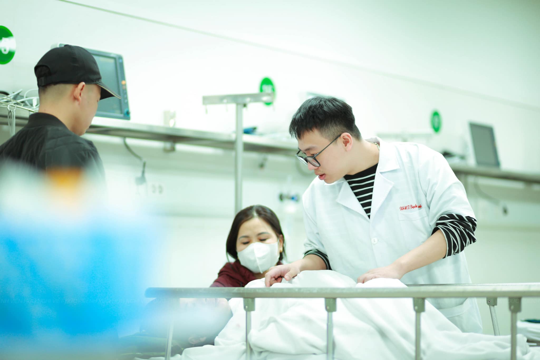 Medical examination and treatment during Tet holiday, what benefits do people with health insurance cards enjoy? Photo: BVCC