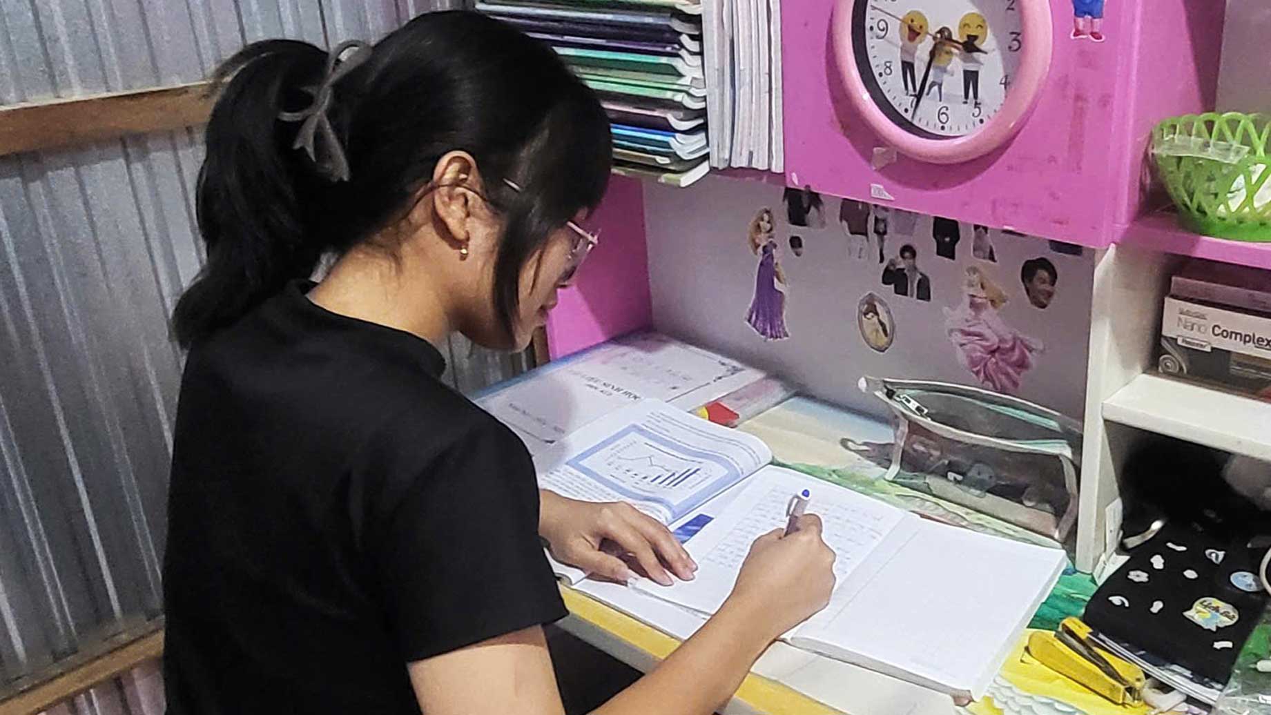 Final year students take advantage of the opportunity to review and consolidate their knowledge at home before the Tet holiday ends. Photo: Interviewee