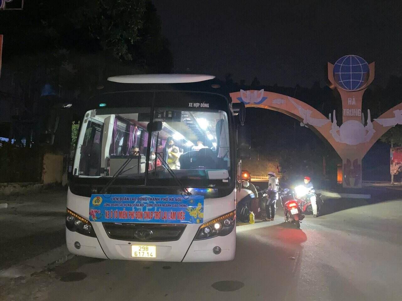 Hanoi Trade Union's car picks up workers returning to work after Tet holiday at the gate of Ha Trung District People's Committee, Thanh Hoa. Photo: Truong Thi Hanh