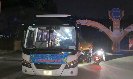 Xe của Công đoàn Hà Nội đón người lao động trở lại làm việc sau kỳ nghỉ Tết tại điểm trước cổng Ủy ban Nhân dân huyện Hà Trung, Thanh Hoá. Ảnh: Trương Thị Hạnh