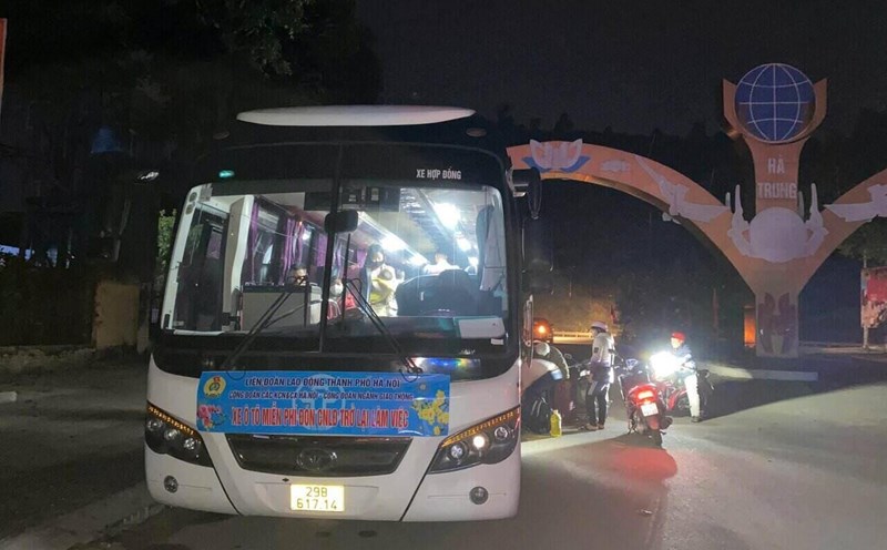 Hanoi Trade Union's car picks up workers returning to work after Tet holiday at the gate of Ha Trung District People's Committee, Thanh Hoa. Photo: Truong Thi Hanh