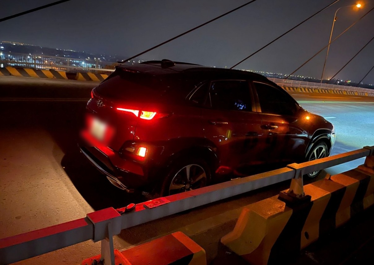 Photos of cars left on the bridge. Photo: Hai Phong City Police