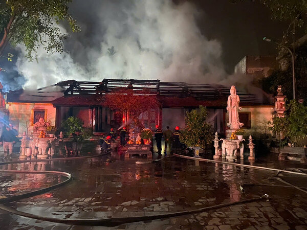 Pagoda fire fighting police in the night. Photo: Bac Giang Police