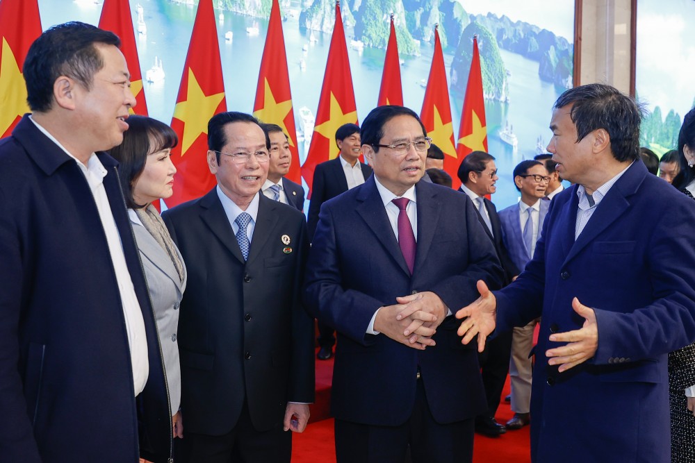 Politburo member, Prime Minister Pham Minh Chinh discussed with businesses. Photo VGP/Nhat Bac