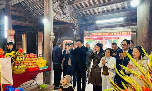 Người dân dâng hương tại đình Liễu Tràng (TP Hải Dương). Ảnh: Mai Hương