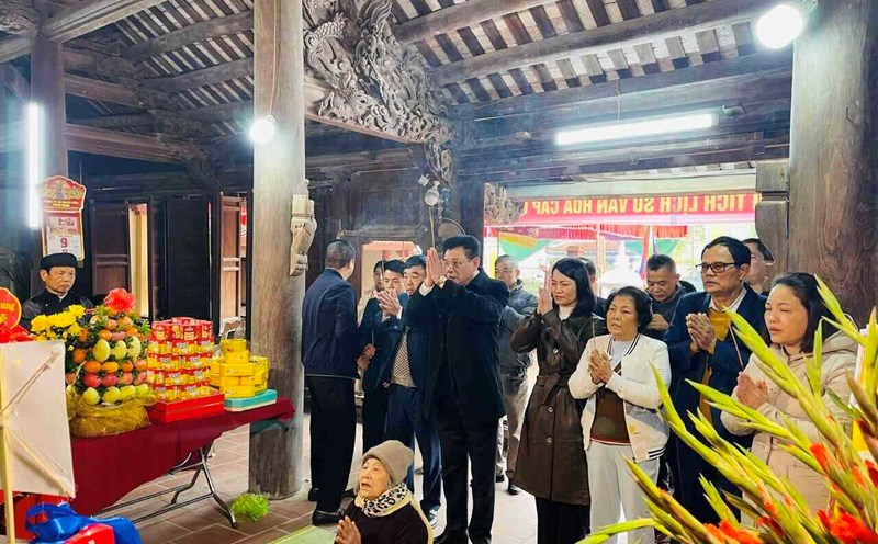 People offer incense at Lieu Trang communal house (Hai Duong city). Photo: Mai Huong