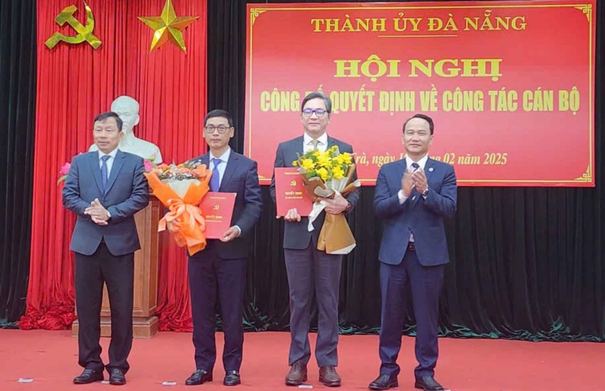 Mr. Nguyen Dinh Vinh, Permanent Deputy Secretary of Da Nang City Party Committee (rightmost) handed the decision to Mr. Phung Phu Phong (second from the left) and Mr. Pham Truong Son (3rd from the left). Photo: Ha Phan