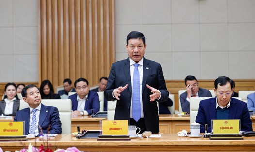 Ông Trương Gia Bình - Chủ tịch HĐQT Tập đoàn FPT đề nghị có thể đưa AI vào chương trình giáo dục đào tạo của tất cả hệ thống giáo dục nhanh nhất. Ảnh VGP/Nhật Bắc