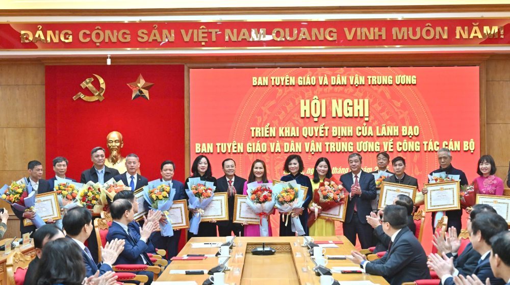 Lanh dao Ban Tuyen giao va Dan van Trung uong tang hoa va trao tang Bang khen cho cac can bo nghi huu truoc tuoi. Anh: T.Vuong