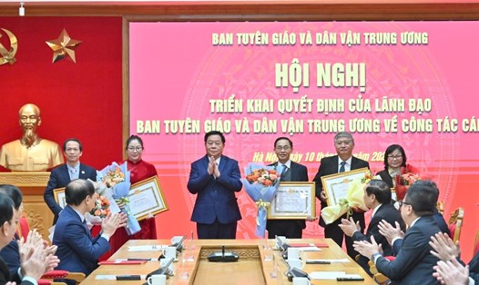 Ủy viên Bộ Chính trị, Bí thư Trung ương Đảng, Trưởng Ban Tuyên giáo và Dân vận Trung ương Nguyễn Trọng Nghĩa tặng hoa và Bằng khen cho các cán bộ nghỉ hưu trước tuổi. Ảnh: T.Vương