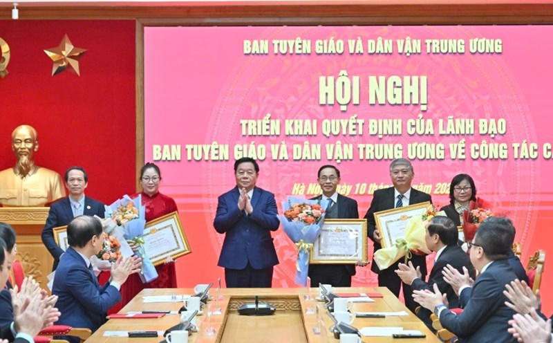 Member of the Politburo, Secretary of the Party Central Committee, Head of Propaganda Department and Central Mobilization Nguyen Trong Nghia donated flowers and certificates of merit to retired officials before their age. Photo: T.Vuong
