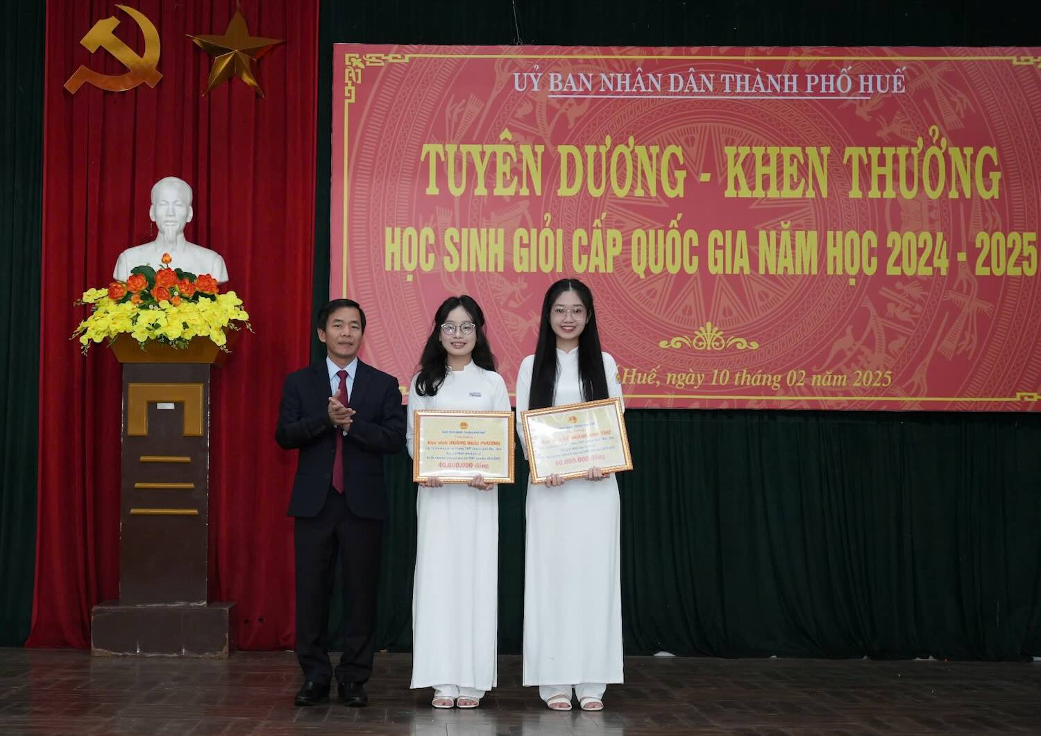 Hue People's Committee Chairman Nguyen Van Phuong awarded students with outstanding achievements. Photo: Ngoc Hieu.