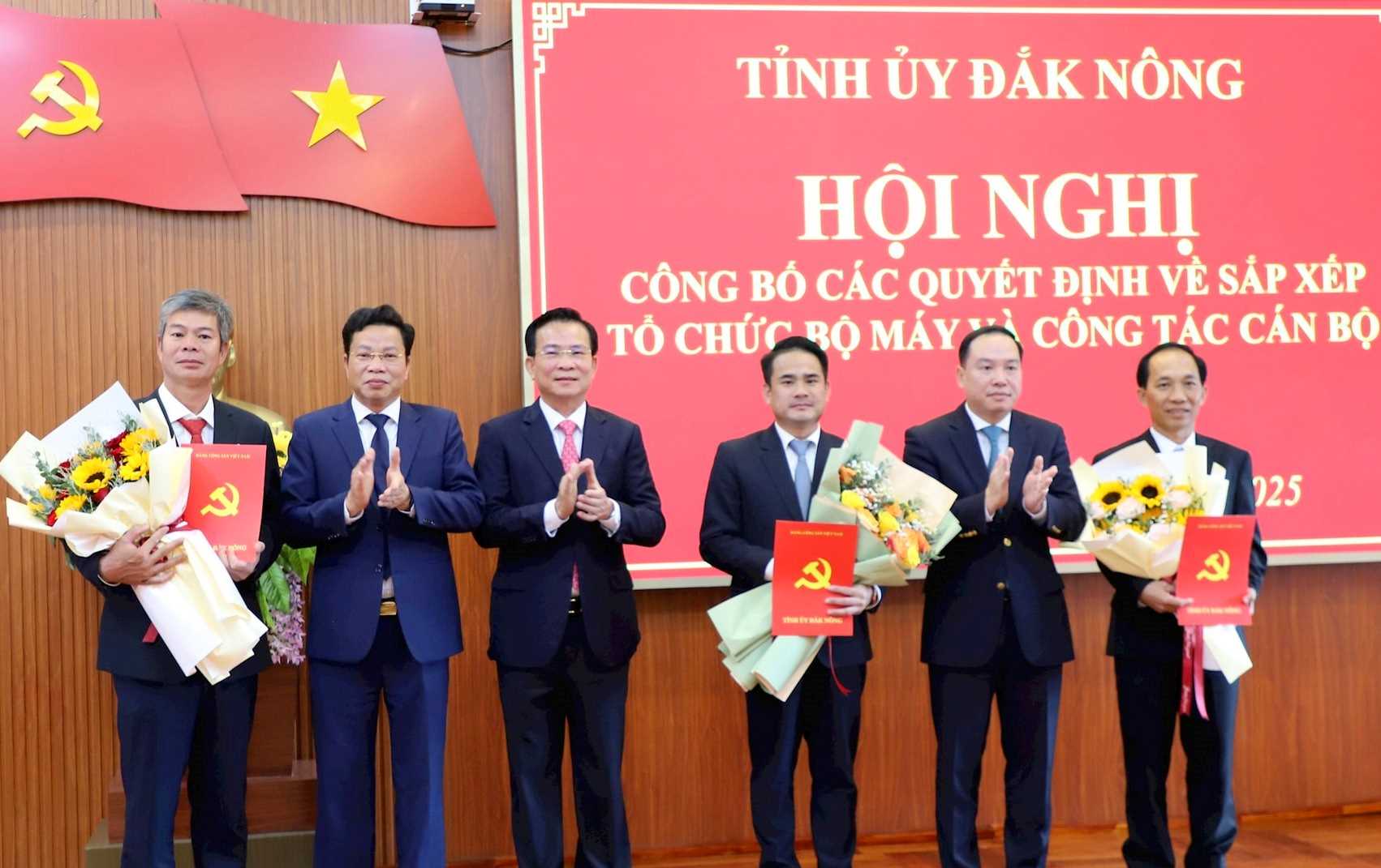 Lanh dao Tinh uy, UBND tinh trao quyet dinh, tang hoa chuc mung cac can bo duoc dieu dong, bo nhiem. Anh: Nghia Hang