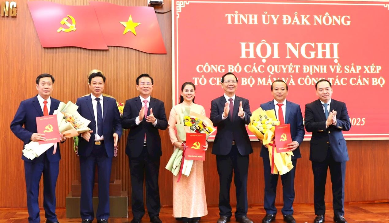 Many officials are mobilized, assigned and appointed new positions. Photo: Nghia Hang