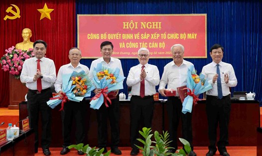 Lãnh đạo Tỉnh ủy Bình Dương trao quyết định cho các cán bộ nghỉ hưu trước tuổi. Ảnh: Phương Chi