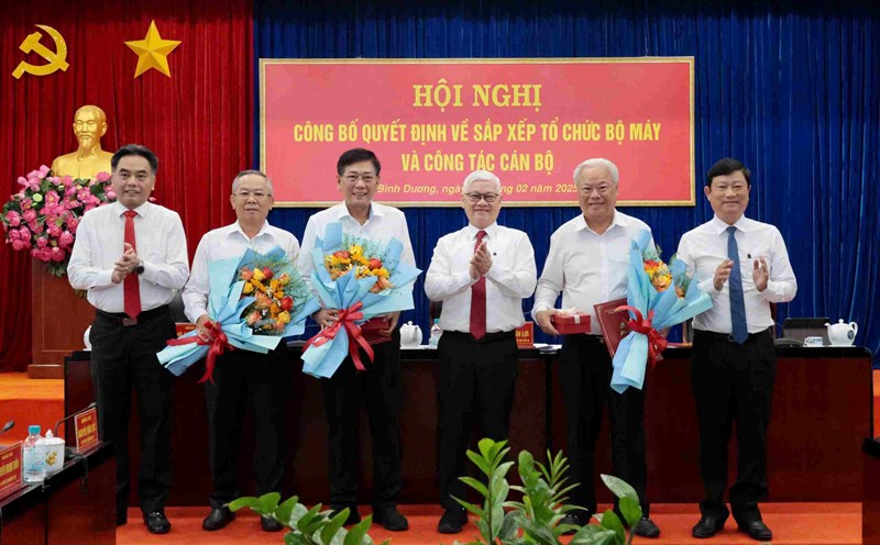The leader of Binh Duong Provincial Party Committee awarded the decision to retired officials before their age. Photo: Phuong Chi