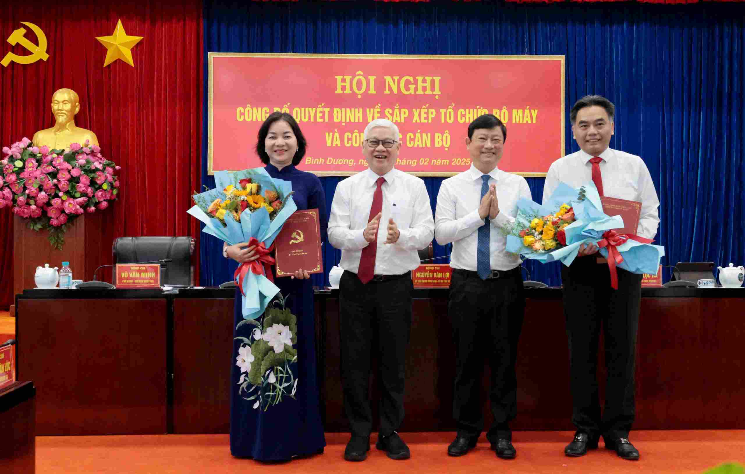 Leaders of Binh Duong province awarded the decision and gave flowers to congratulate Mr. Nguyen Loc Ha and Ms. Truong Thi Bich Hanh. Photo: Phuong Chi