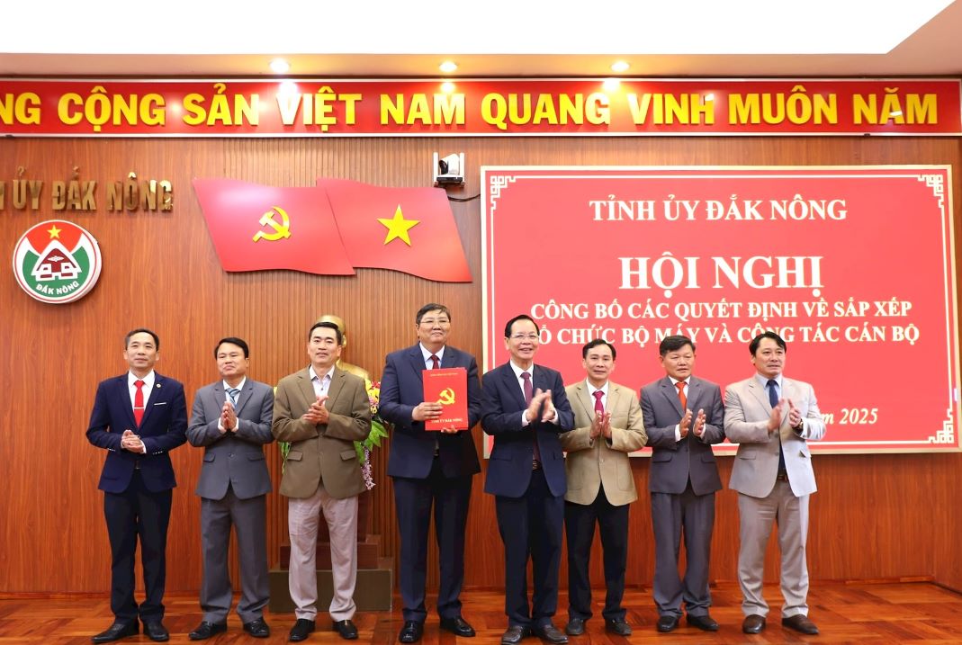 Mr. Le Van Chien (center) held the position of Head of Propaganda Department and Dak Nong Provincial Party Committee. Photo: Nghia Hang