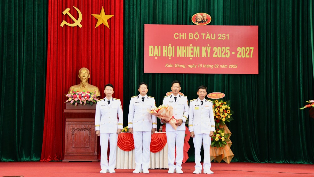 Chi huy Hai doi 512 tang hoa chuc mung Ban chap hanh Chi bo Tau 251 nhiem ky 2025-2027. Anh: BTL Vung 5 Hai quan