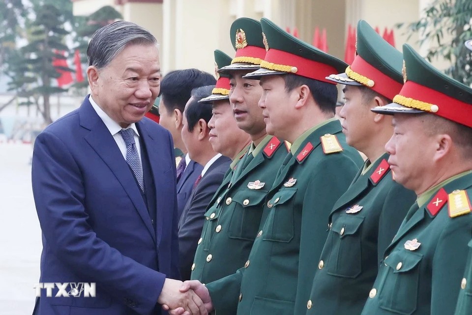 General Secretary To Lam with officers and officers command the missile brigade 490. Photo: Thong Nhat /VNA