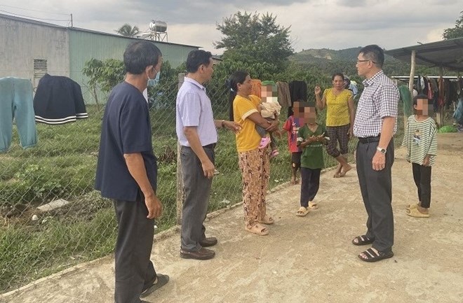 Health staff of Dak Lak province propagates measles prevention for people at the outbreak of outbreaks. Photo: Kim Long