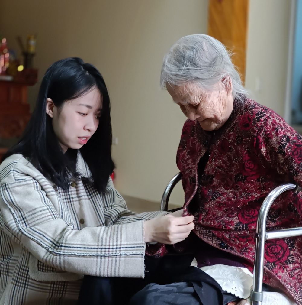 The new soldier Ngo Thuy Linh (Hong Bang, Hai Phong) and his grandmother before the day of enlistment. Photo: Mai Dung