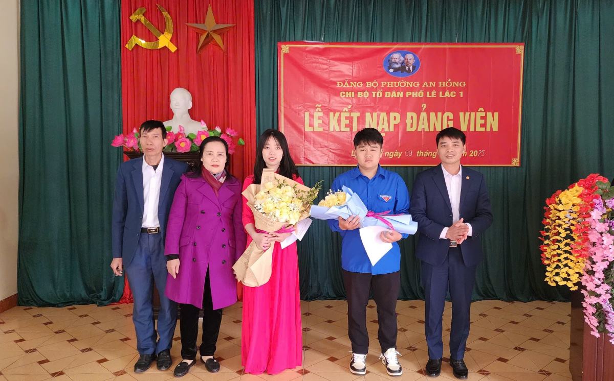 Tan binh Ngo Thuy Linh duoc ket nap Dang truoc ngay nhap ngu. Anh: Chi bo TDP Le Lac 1