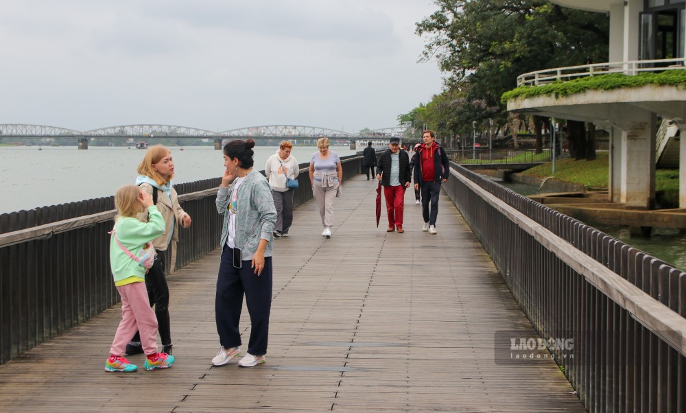 Cau Go Lim la khu vuc nguoi dan va du khach qua lai rat dong. Dac biet, day la diem chay bo ua thich cua nhieu nguoi. Viec nhung van go tren cau bi bien dang tao nen nhung cai ho, tiem an nguy co mat an toan cho con nguoi.