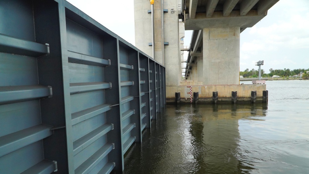 Functional branches recommend people to check the salinity before using water. Photo: Nguyen Anh