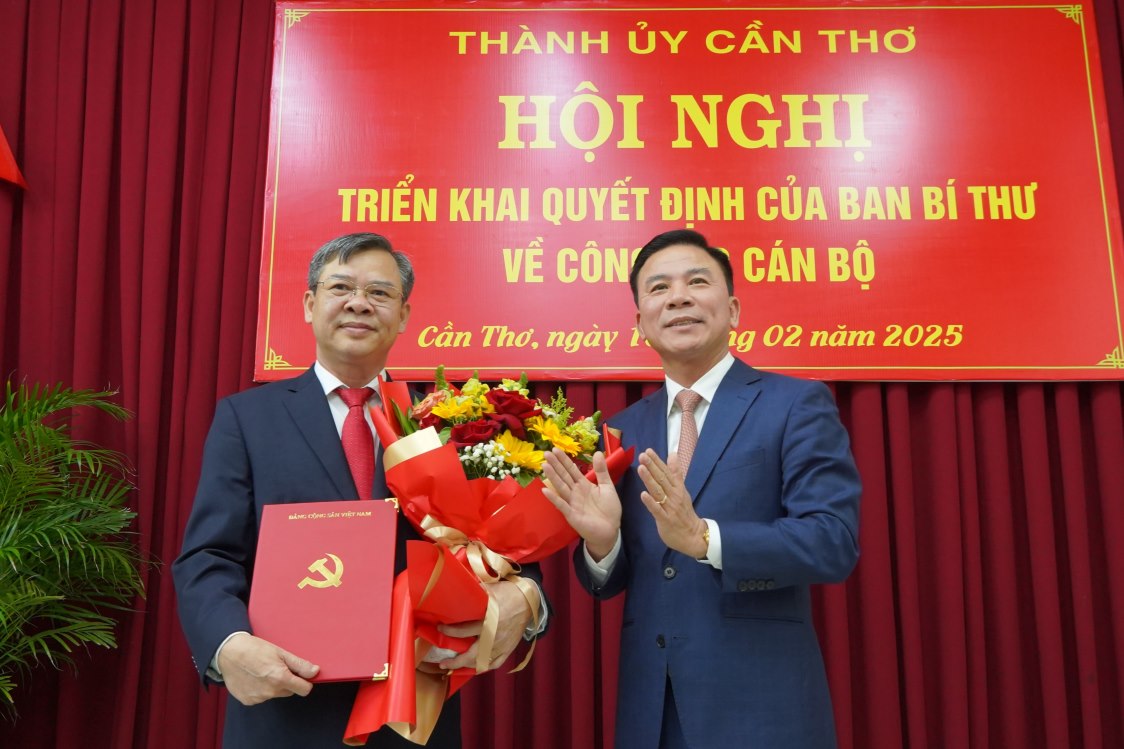 Ong Do Trong Hung - Pho Truong Ban To chuc Trung uong trao Quyet dinh va tang hoa cho ong Truong Canh Tuyen. Anh: Ta Quang