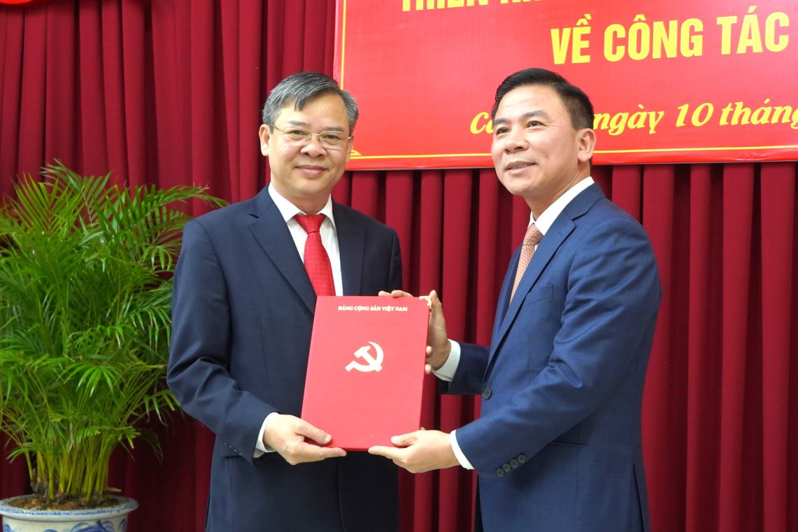 Mr. Do Trong Hung - Deputy Head of the Central Organizing Committee handed over the decision to Mr. Truong Canh Tuyen. Photo: Ta Quang
