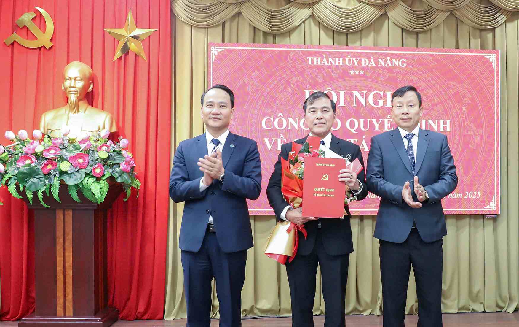 The Editor -in -chief of Da Nang Newspaper (between) received the decision to work at the Danang City Party Committee. Photo: Ha Phan